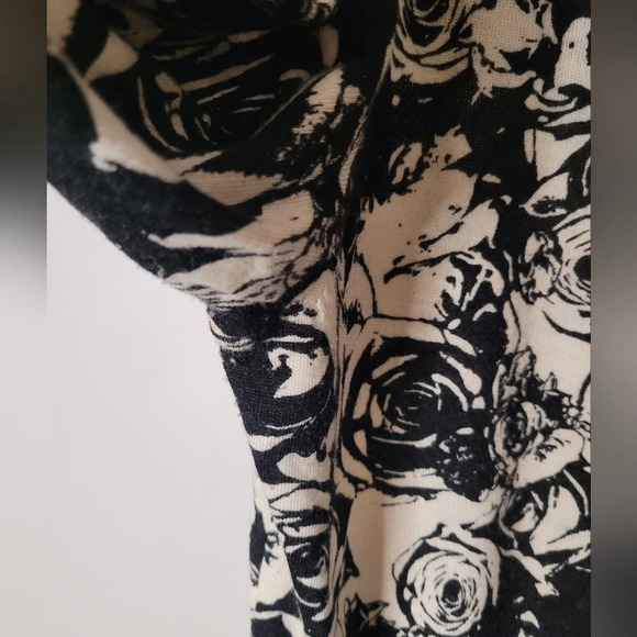 Lord & Taylor women's black cream floral Merino wool cardigan sweater, plus 1X - Picture 6 of 9